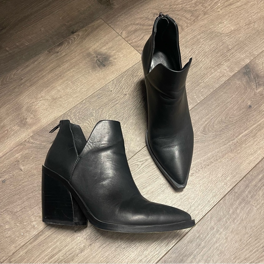 Vince camuto gigietta ankle bootie side cut out butter soft leather black 7